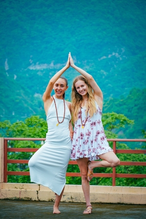 欧美户外旅行闺蜜美女图片